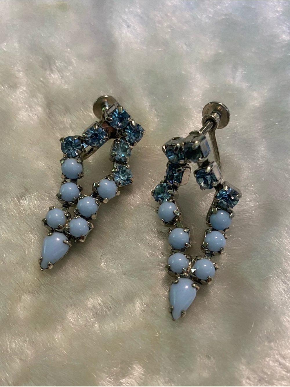 🍀VTG Silver and Light Blue Crystal Drop Earrings